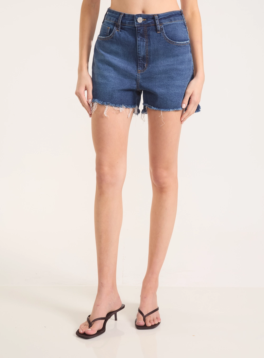 Short Jeans Feminino Com Barra Desfiada Índigo