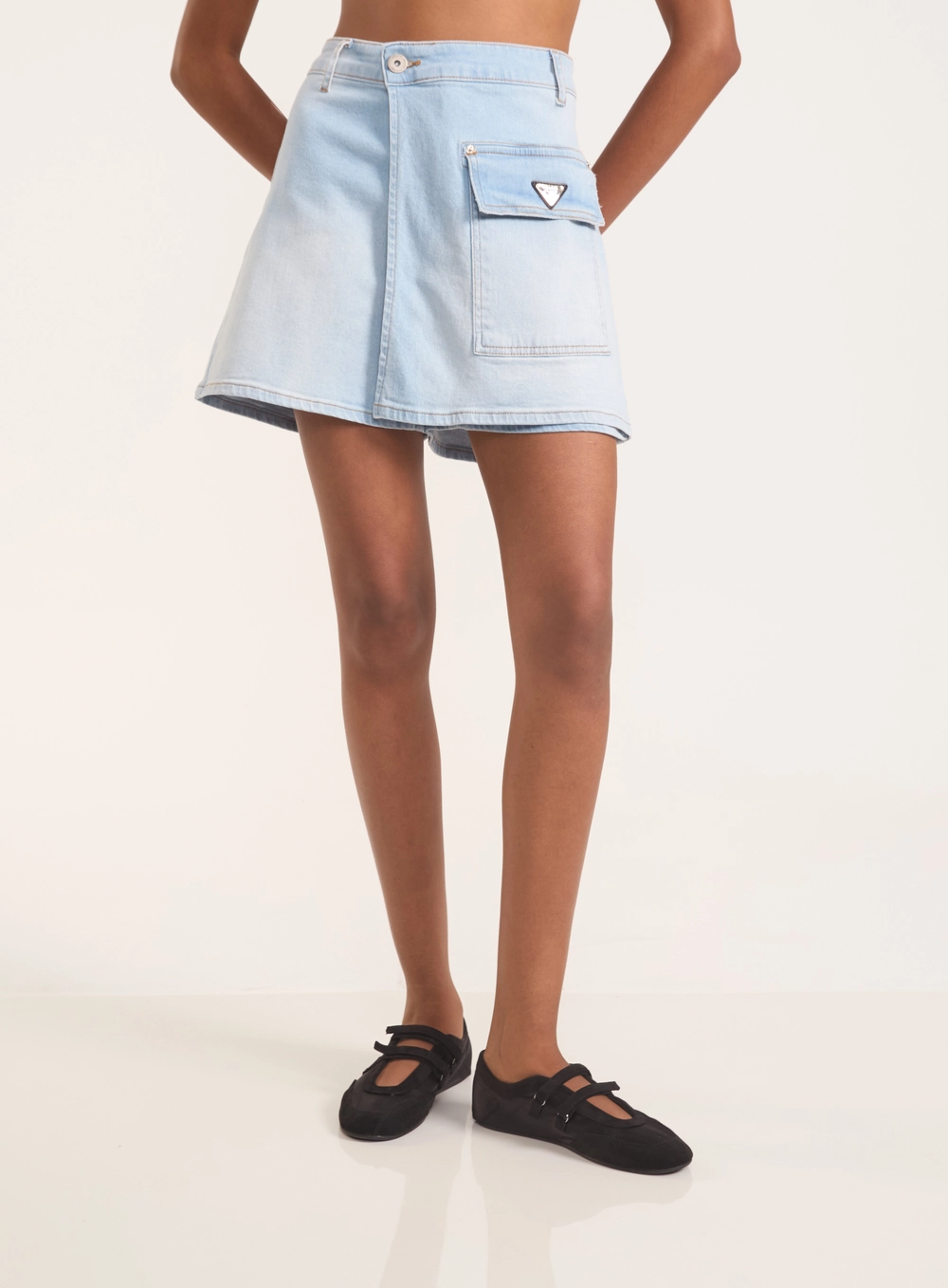 Short Jeans Feminino Com Bolsos Cargos Índigo