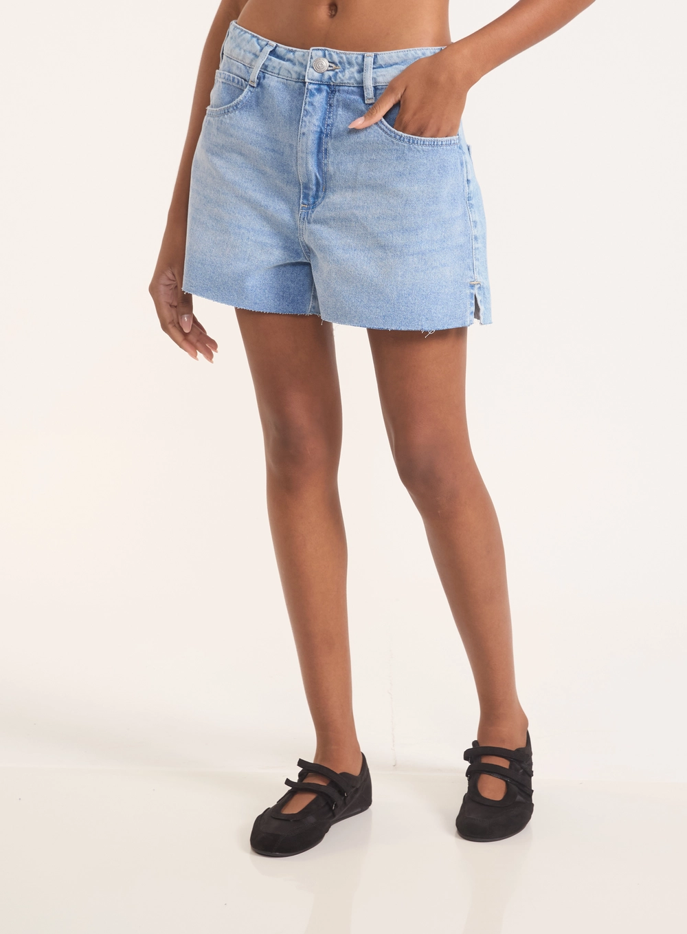 Short Jeans Feminino Com Fendas Índigo