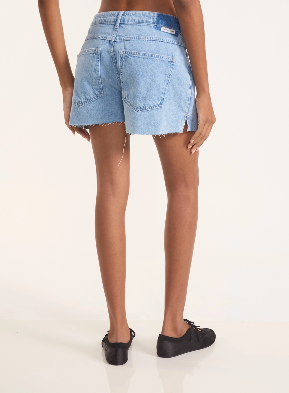 Short Jeans Feminino Com Fendas Índigo