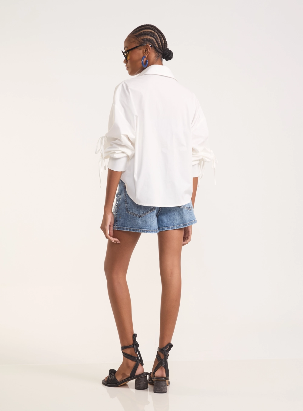 Short Jeans Com Brilhos E Barra Desfiada Índigo
