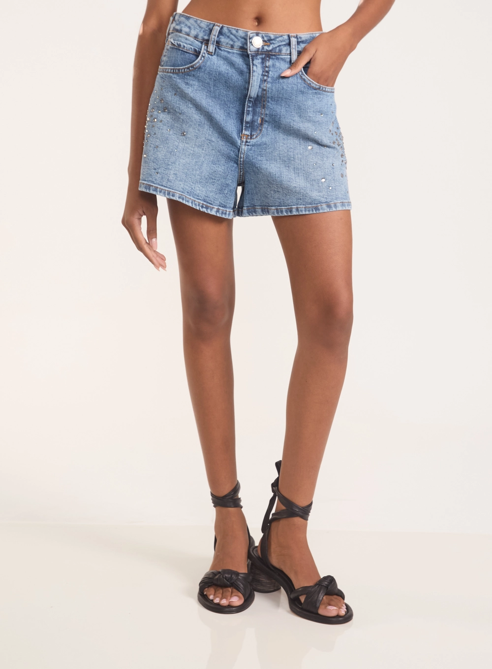 Short Jeans Com Brilhos E Barra Desfiada Índigo