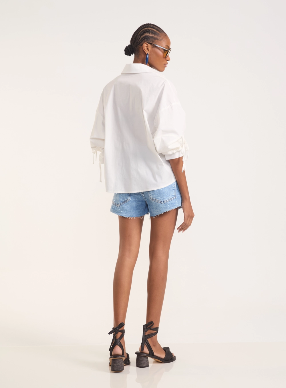 Short Jeans Com Brilhos E Barra Desfiada Índigo