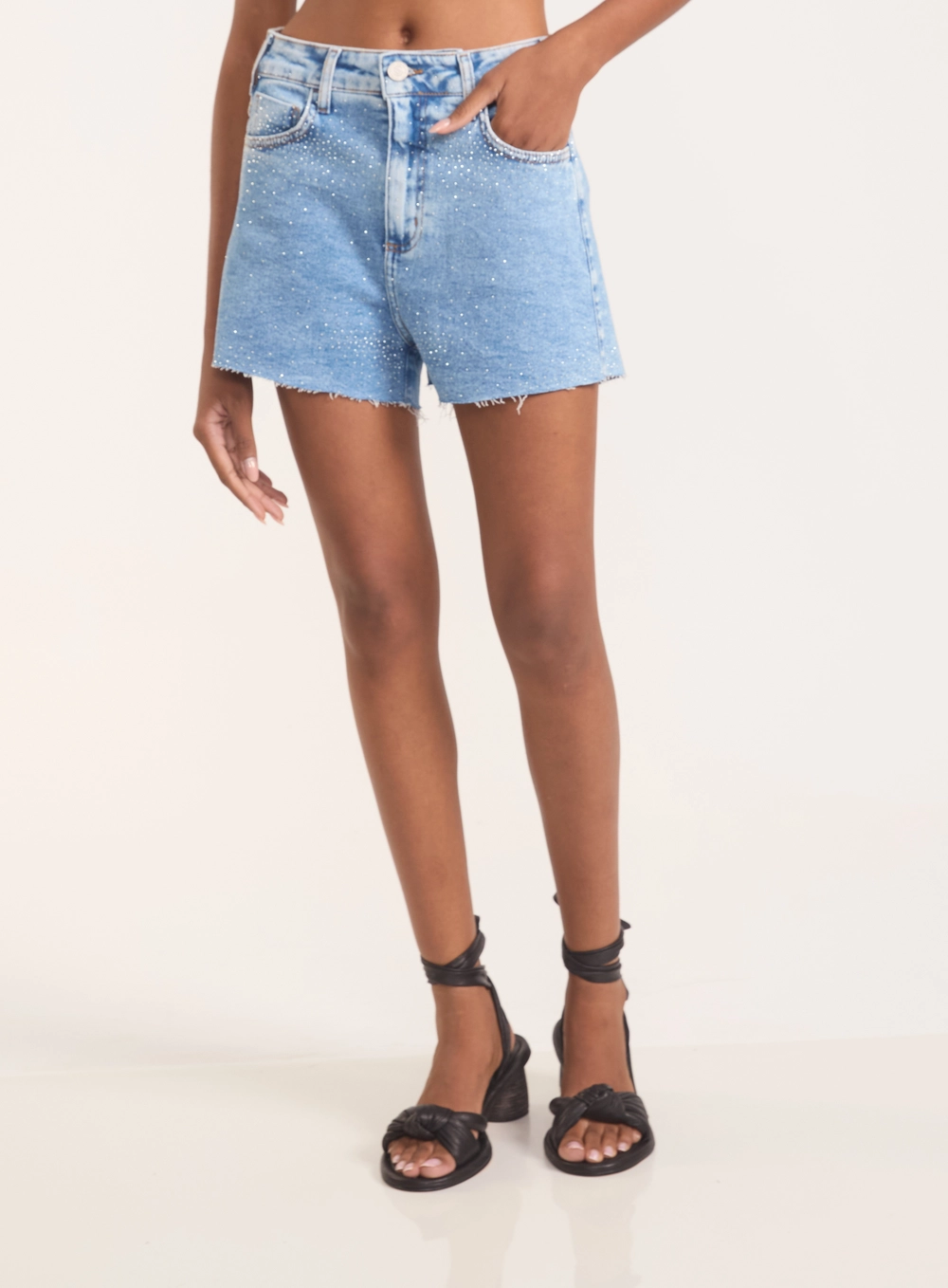Short Jeans Com Brilhos E Barra Desfiada Índigo