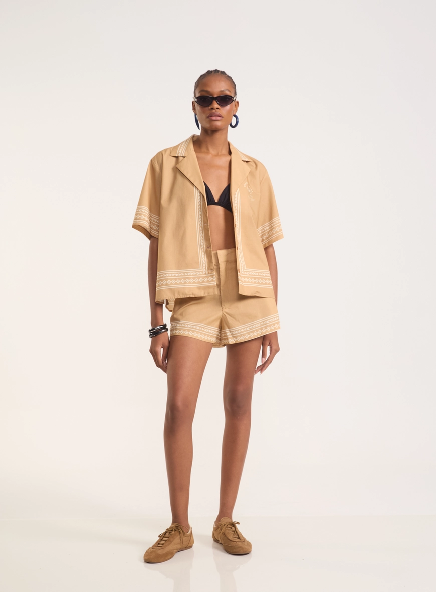 Short Com Estampa E Bolsos