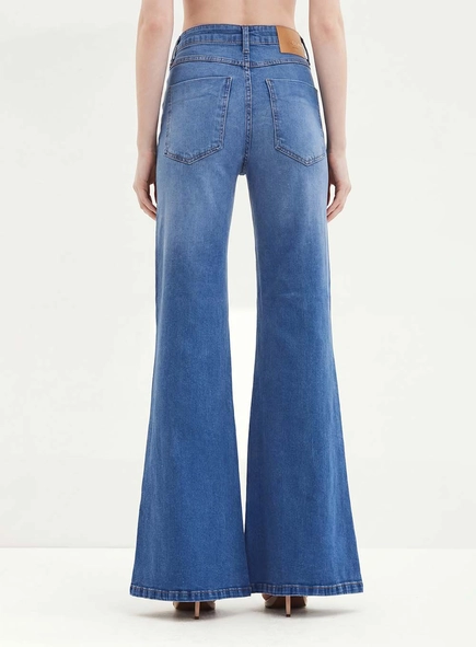 Calça Feminina Jeans Com Lavanderia Clara - Flare