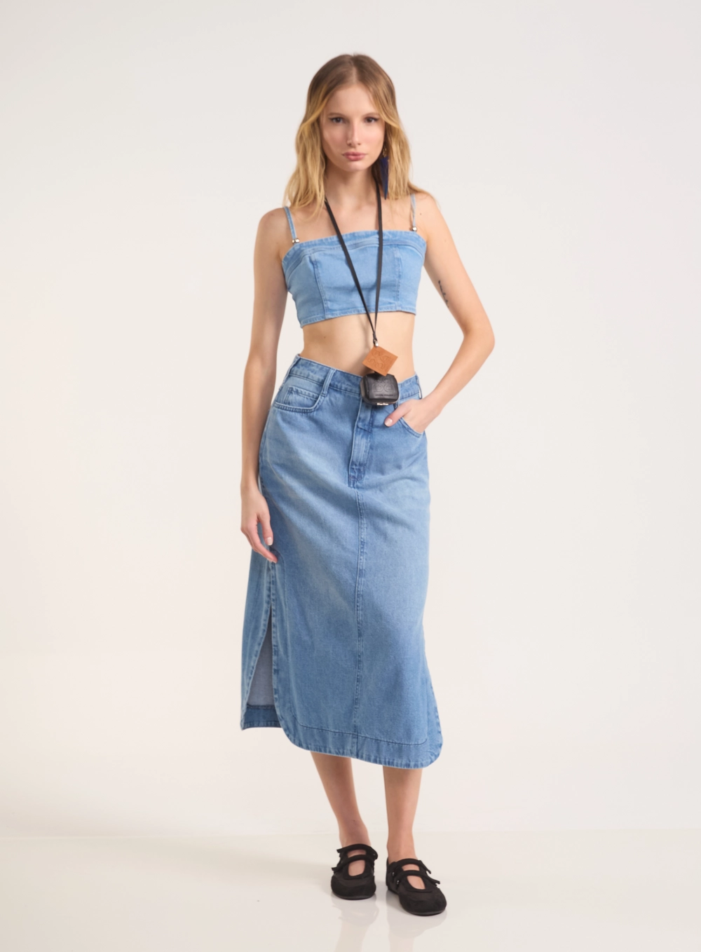Saia Midi Jeans Com Fenda E Bolsos Índigo