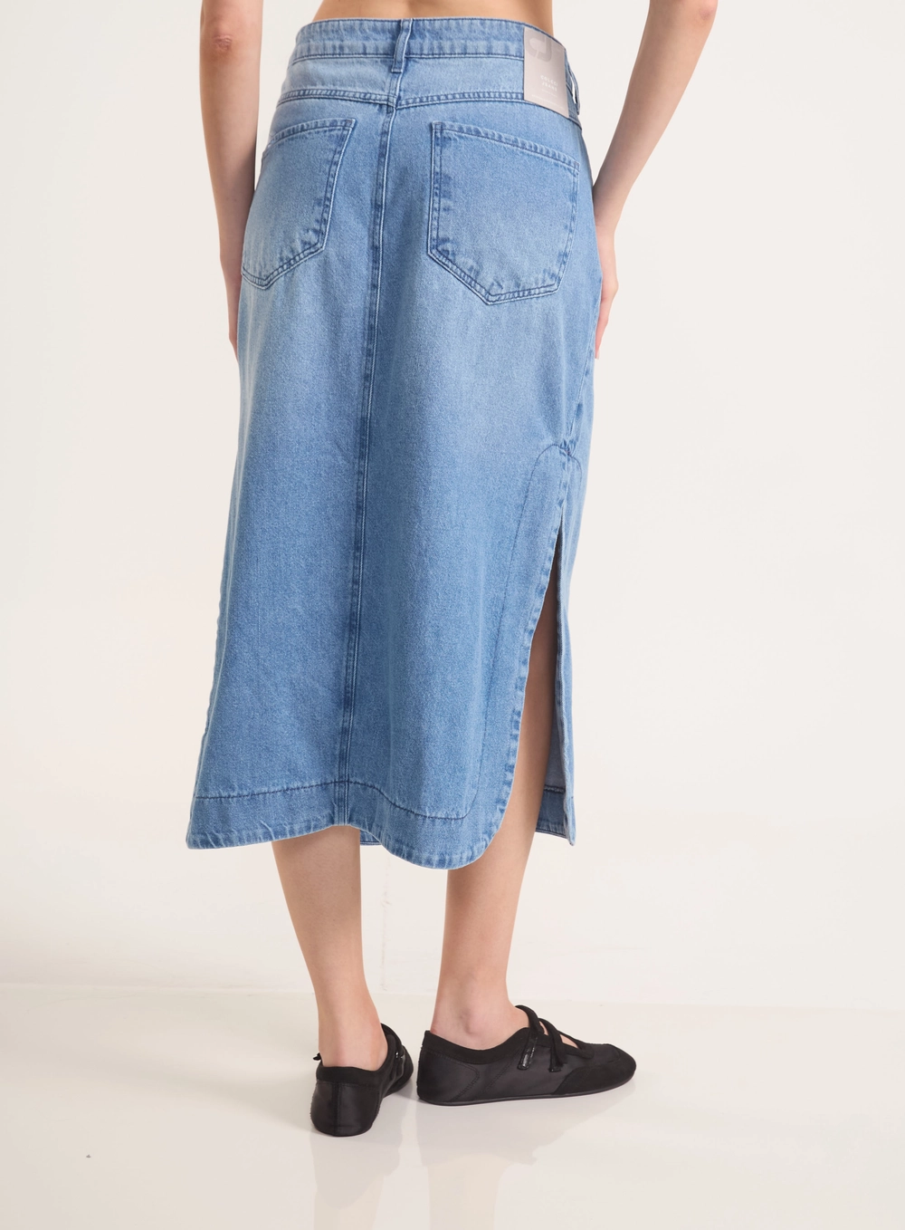Saia Midi Jeans Com Fenda E Bolsos Índigo