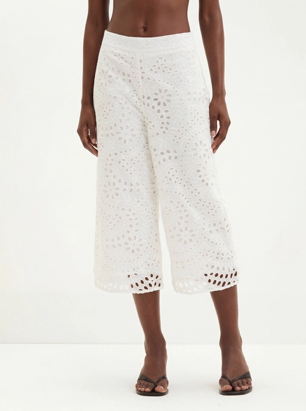 Calça Feminina Com Laise E Bolsos - Pantacourt