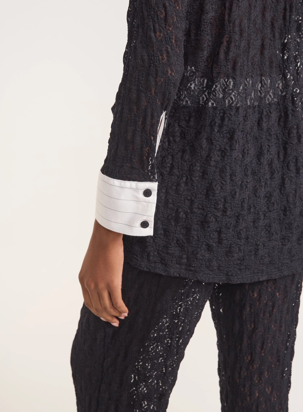 Camisa Com Transparência E Punhos Contrastantes Preto