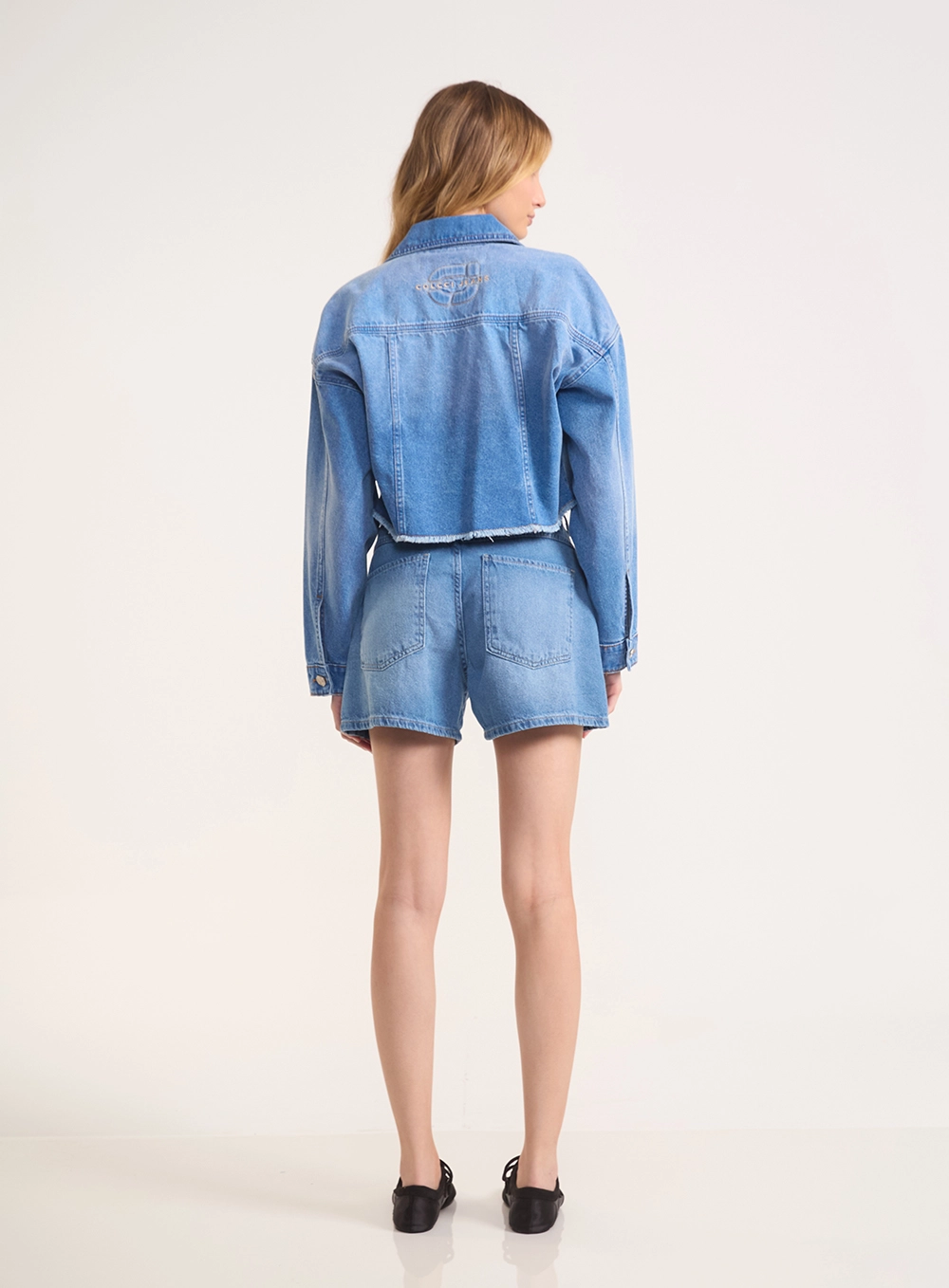 Jaqueta Jeans Cropped Com Bolsos E Barra Desfiada Índigo