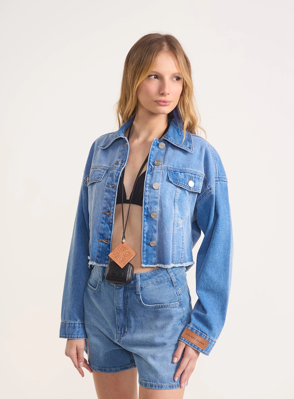 Jaqueta Jeans Cropped Com Bolsos E Barra Desfiada Índigo