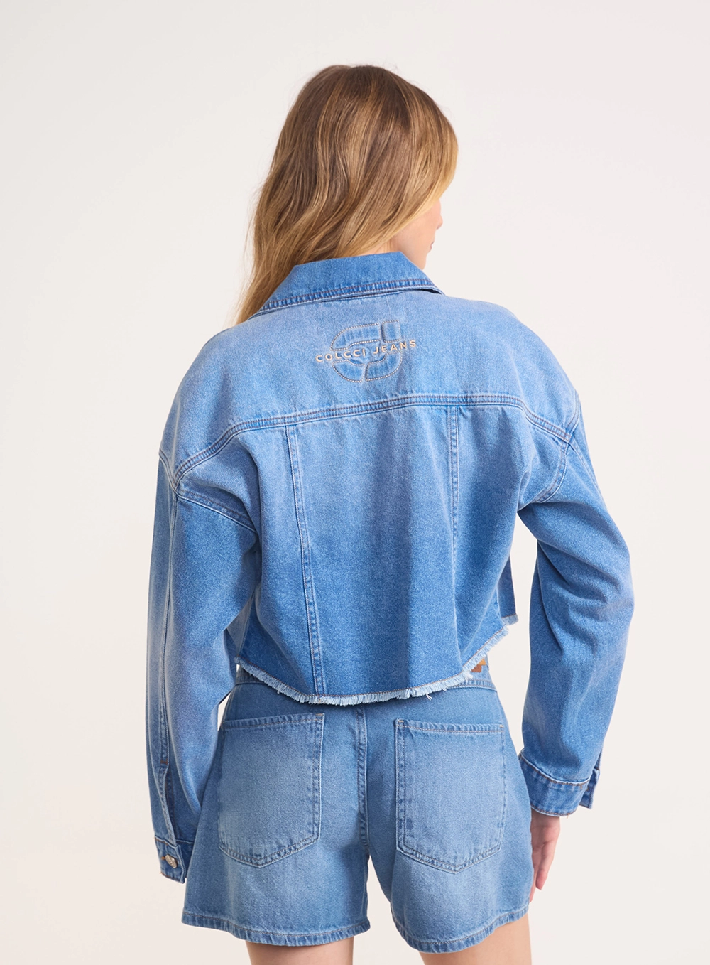 Jaqueta Jeans Cropped Com Bolsos E Barra Desfiada Índigo