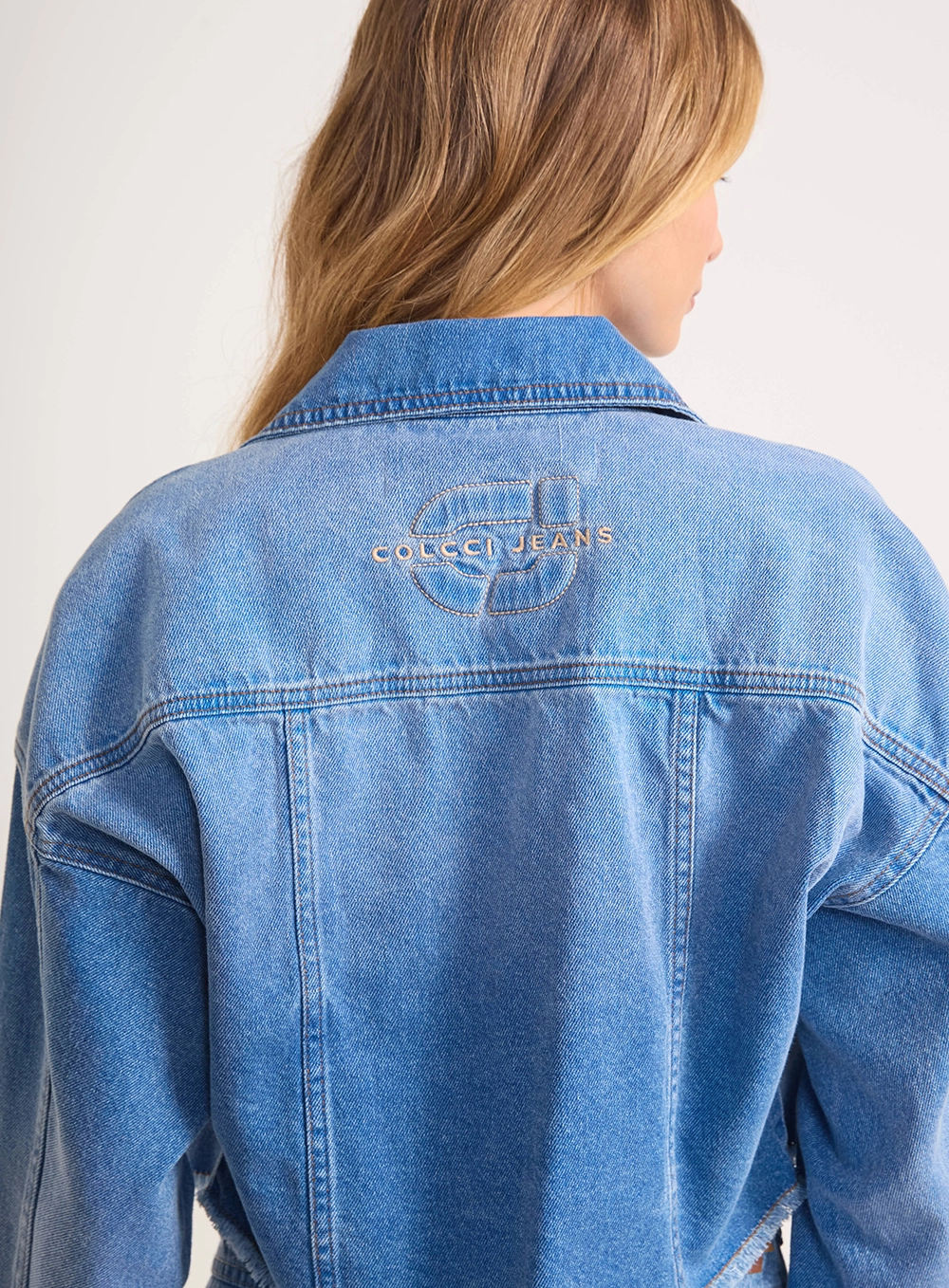 Jaqueta Jeans Cropped Com Bolsos E Barra Desfiada Índigo