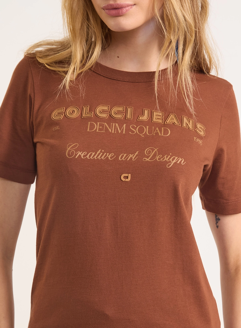 Camiseta Regular Com Estampa E Gola Em Ribana Marrom