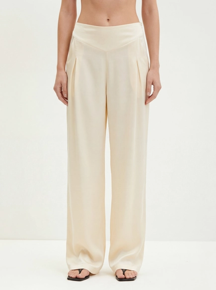 Calça Feminina Com Pregas Frontais - Reta