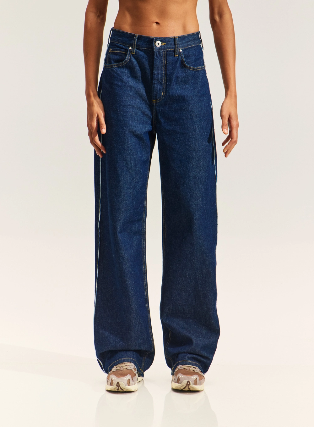 Calça Jeans Leoni Low Wide Leg Com Faixa Lateral Índigo