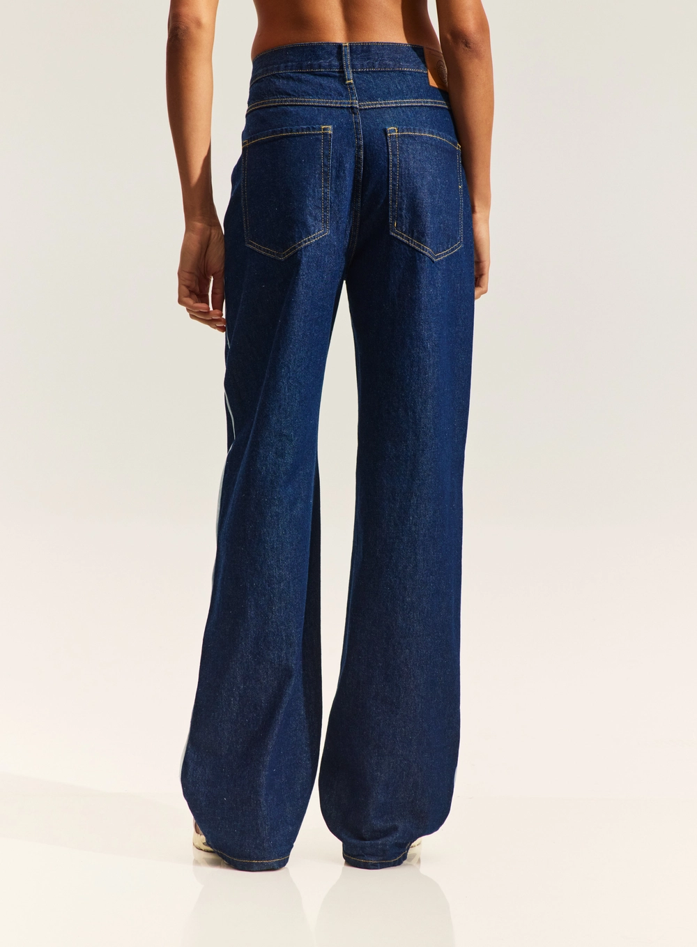 Calça Jeans Leoni Low Wide Leg Com Faixa Lateral Índigo