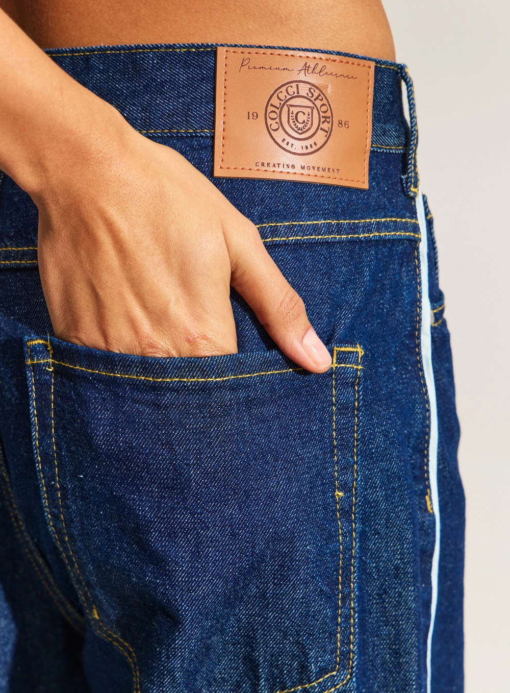Calça Jeans Leoni Low Wide Leg Com Faixa Lateral Índigo