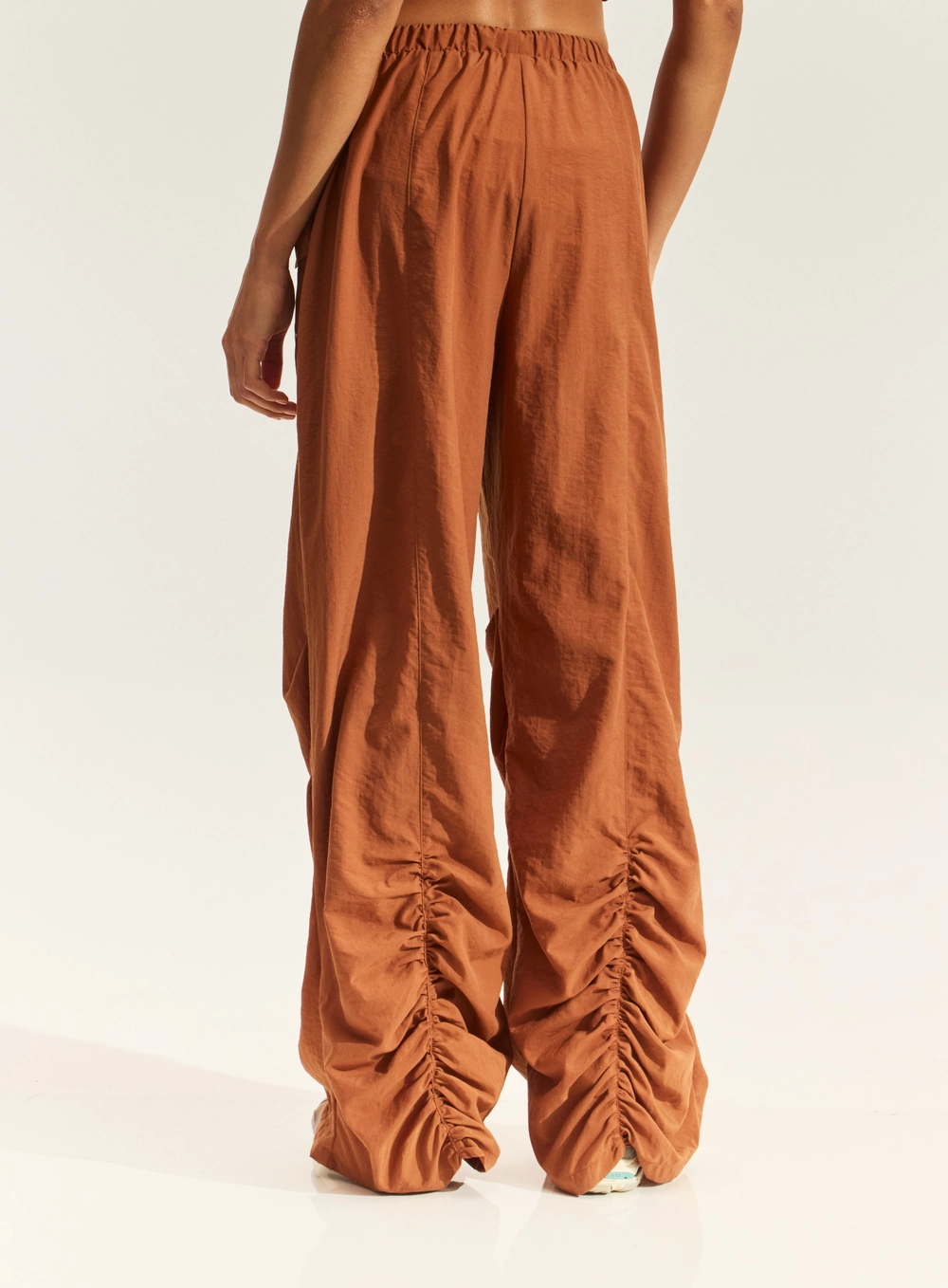 Calça Wide Leg Com Franzido Marrom