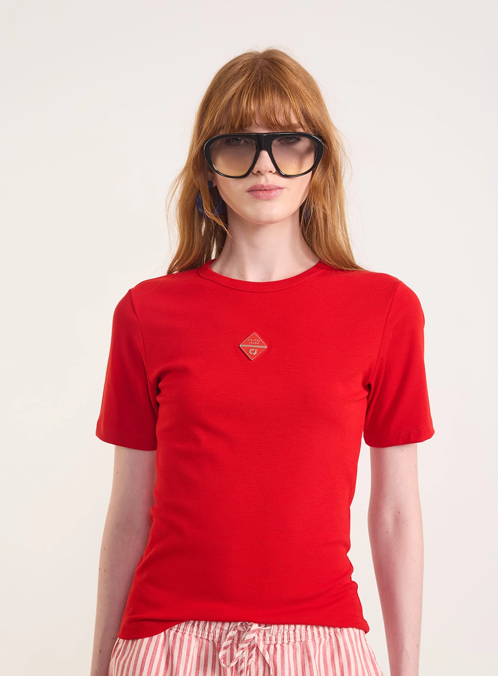Camiseta Justa Canelada Com Logo Vermelho