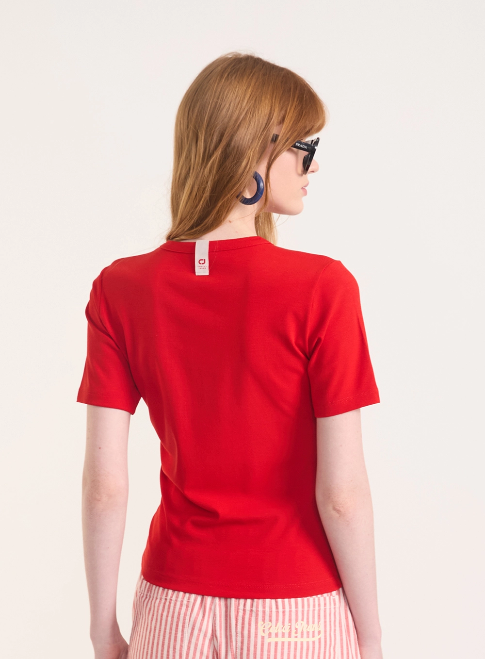Camiseta Justa Canelada Com Logo Vermelho