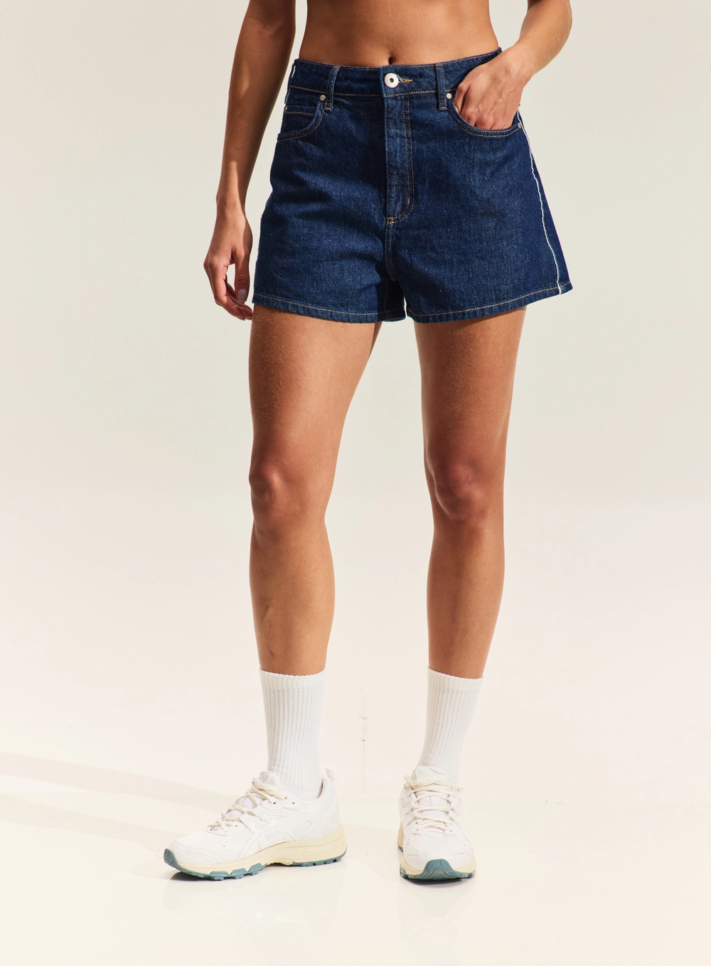 Short Jeans Dunnah Com Bolsos E Faixa Lateral Índigo