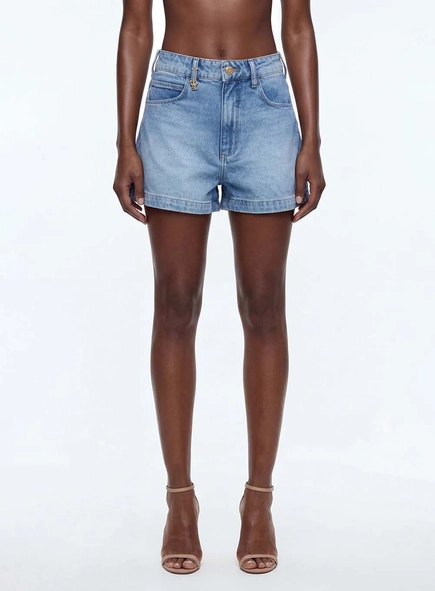 Short Feminino Jeans Com Lavanderia Clara - Lari