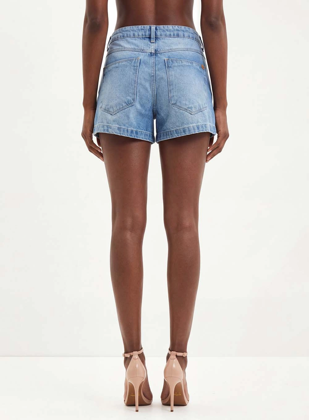 Short Feminino Jeans Com Lavanderia Clara - Lari Índigo 2