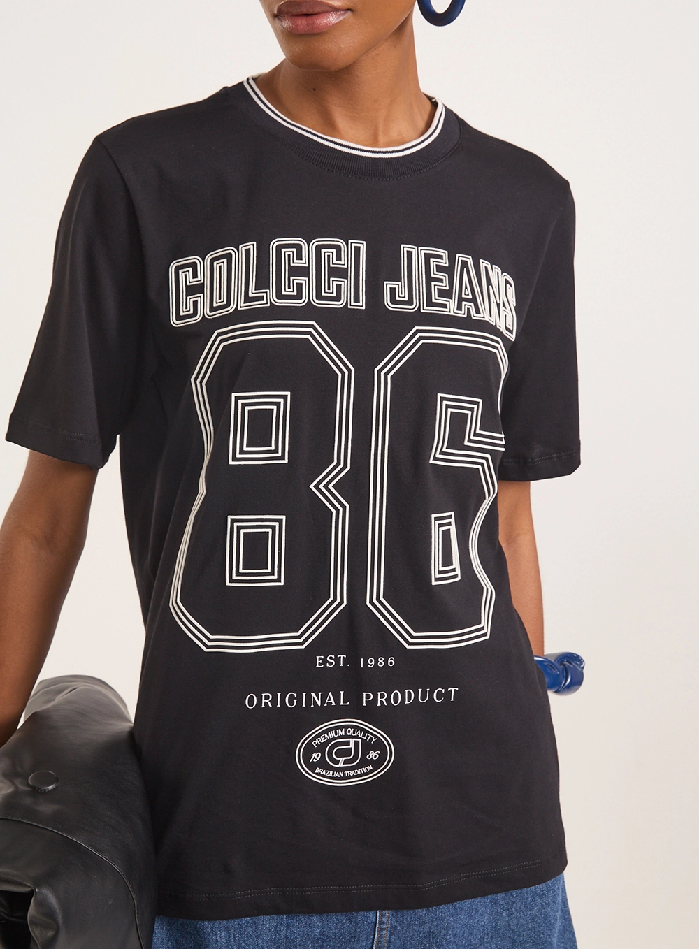Camiseta Regular Com Estampa E Gola Em Ribana Preto