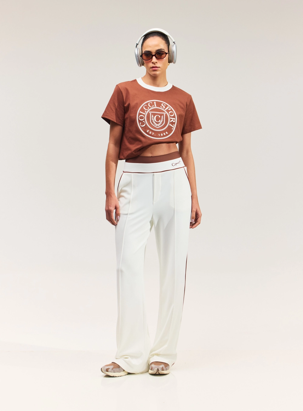 Camiseta Cropped Com Estampa Frontal Marrom
