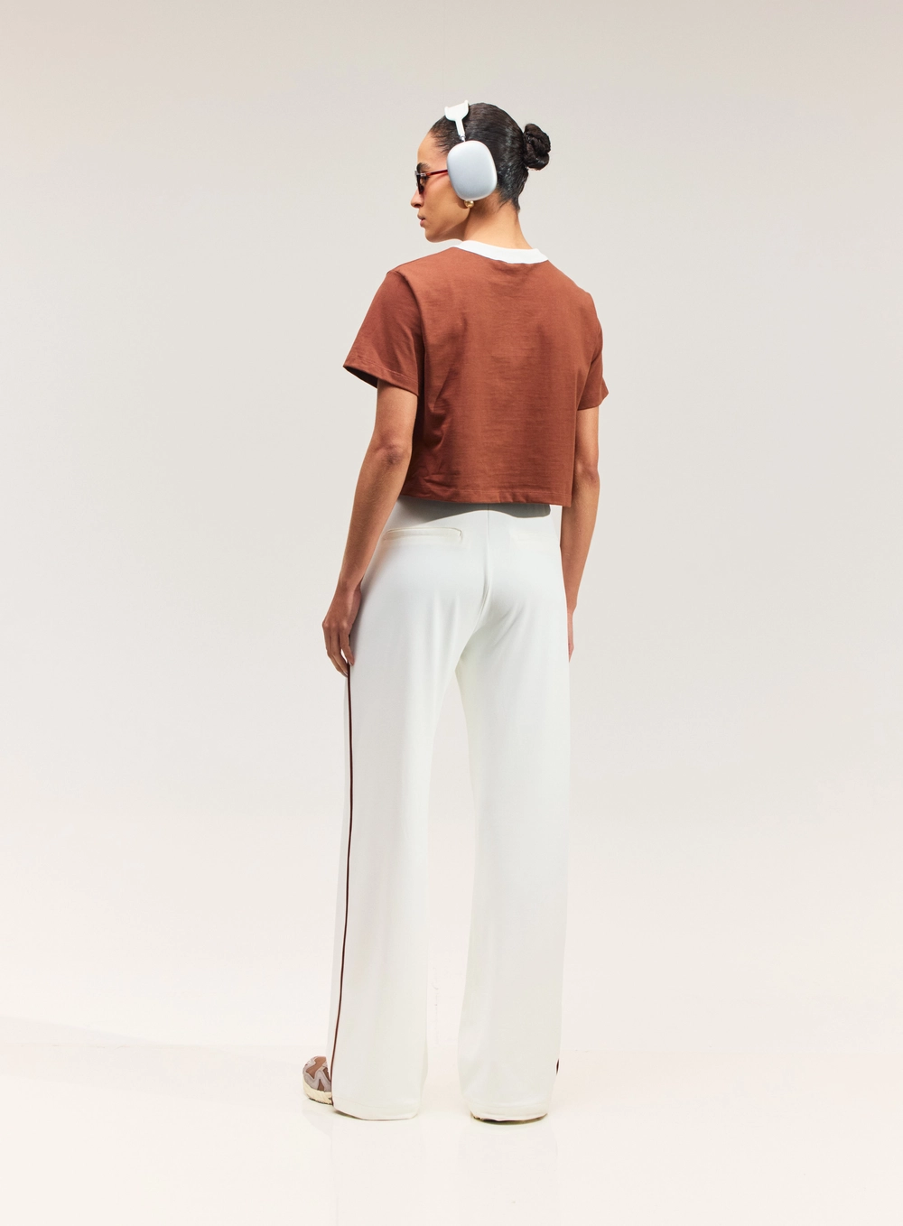 Camiseta Cropped Com Estampa Frontal Marrom