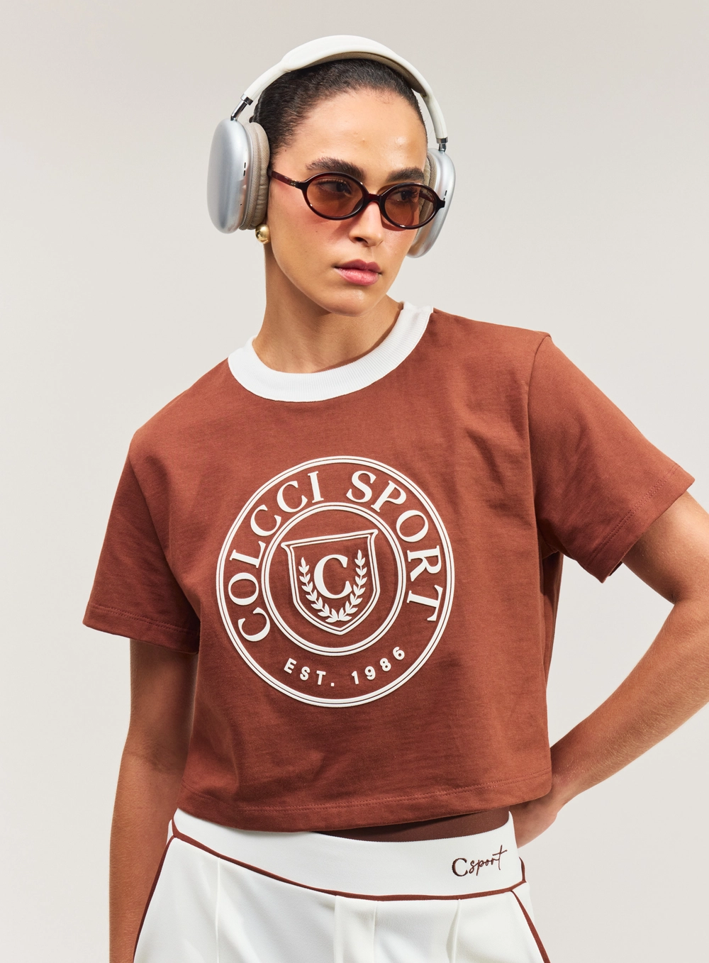 Camiseta Cropped Com Estampa Frontal Marrom