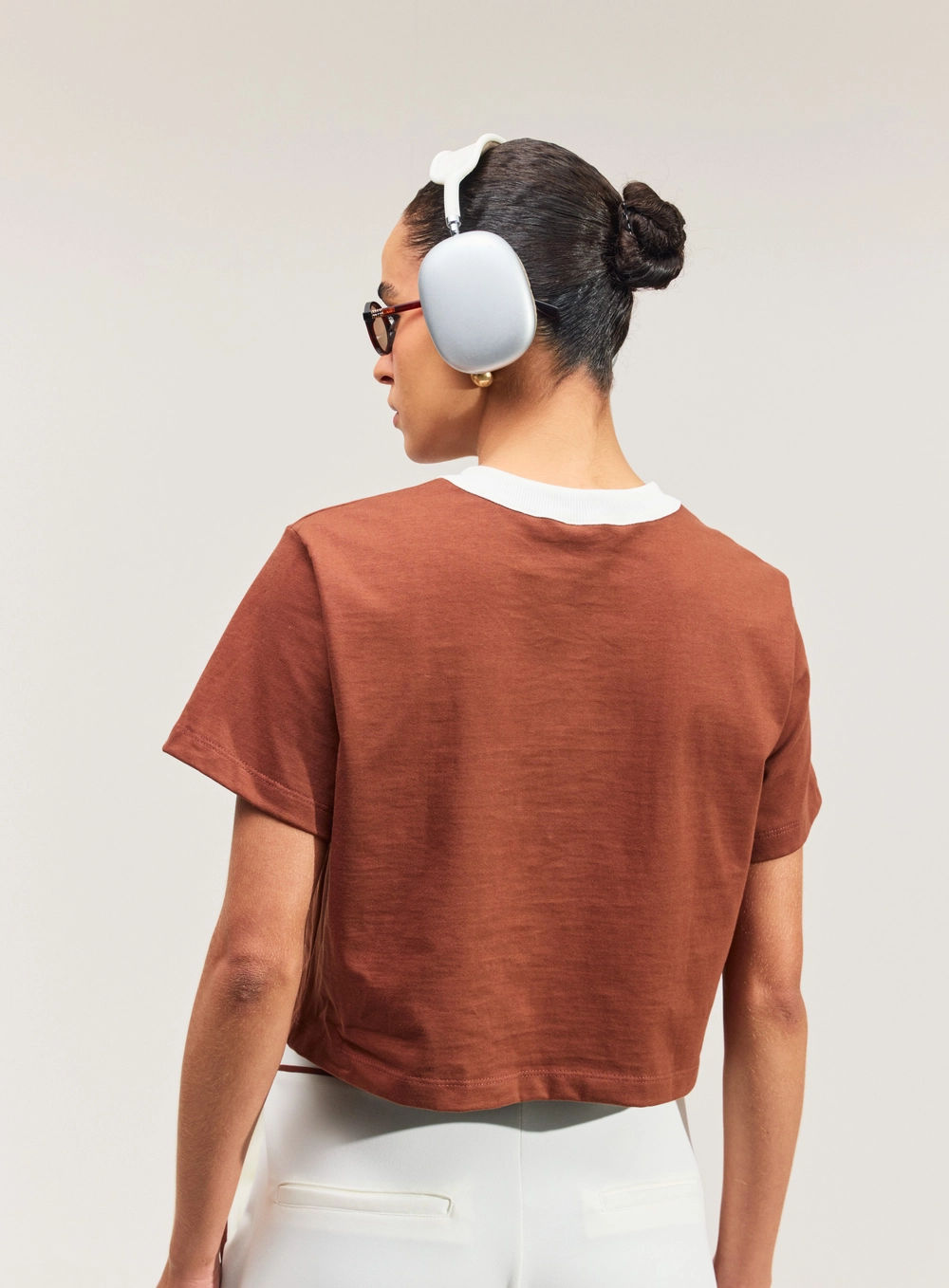 Camiseta Cropped Com Estampa Frontal Marrom