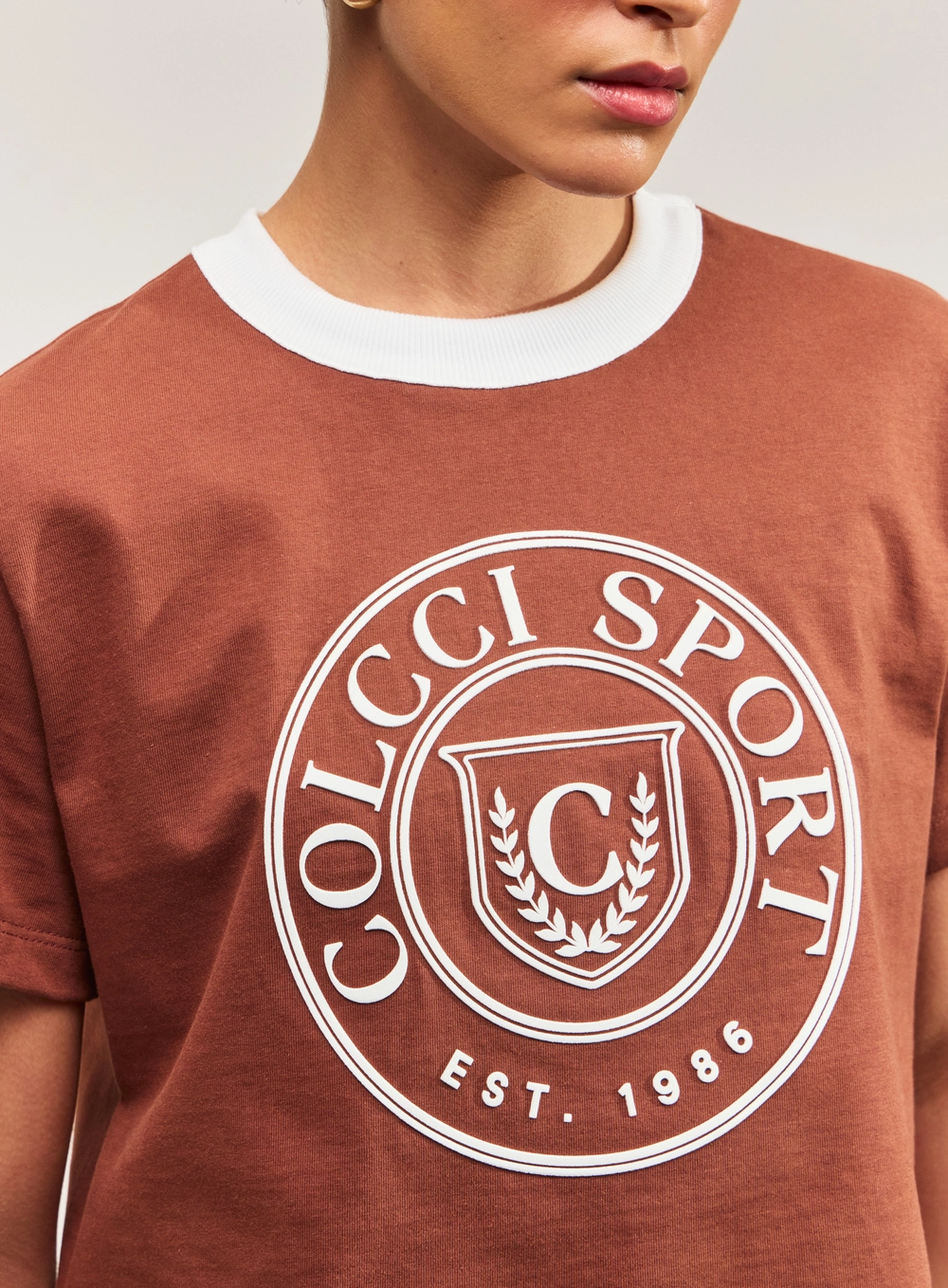 Camiseta Cropped Com Estampa Frontal Marrom