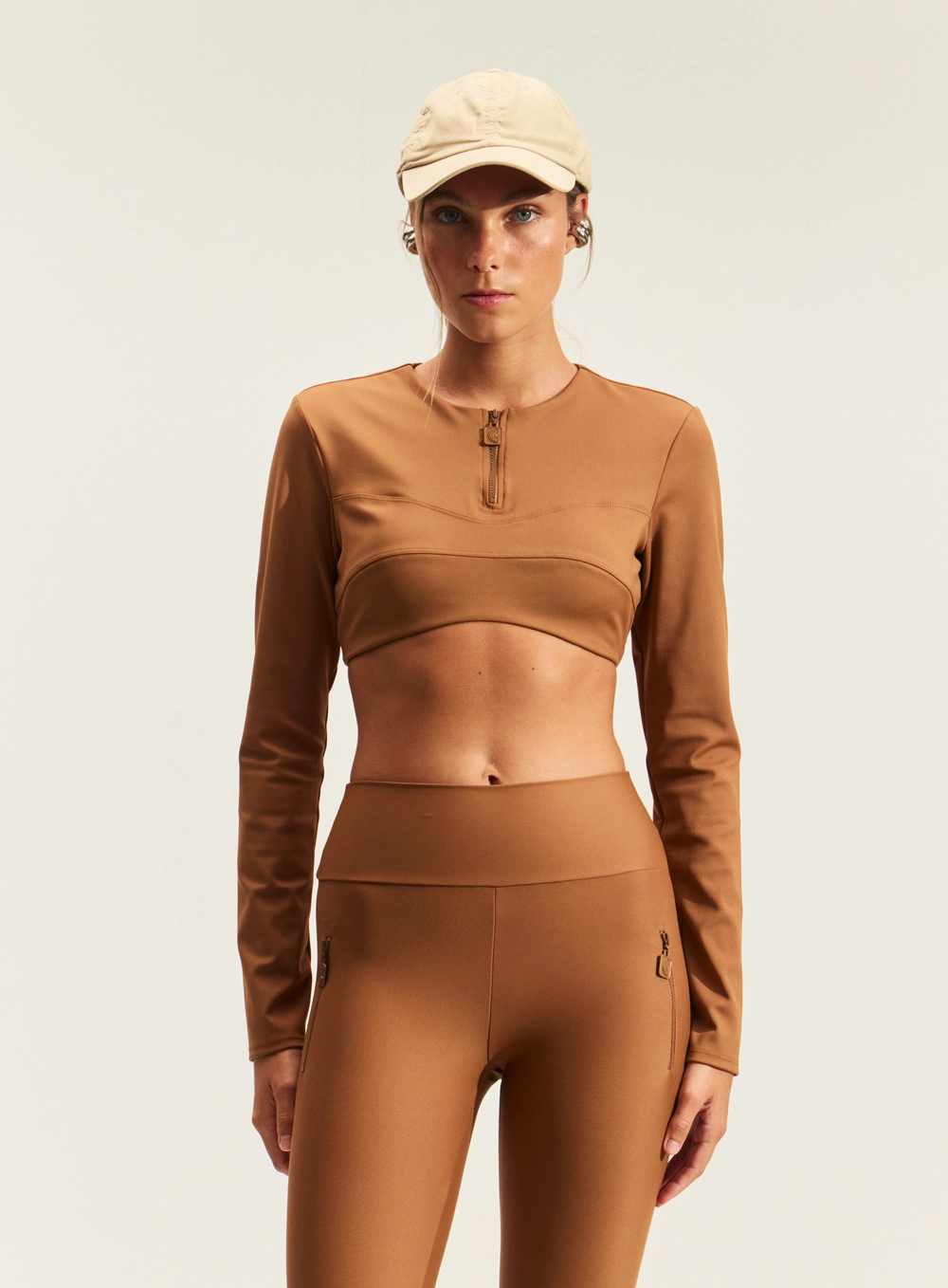 Top Cropped Manga Longa Com Zíper Marrom
