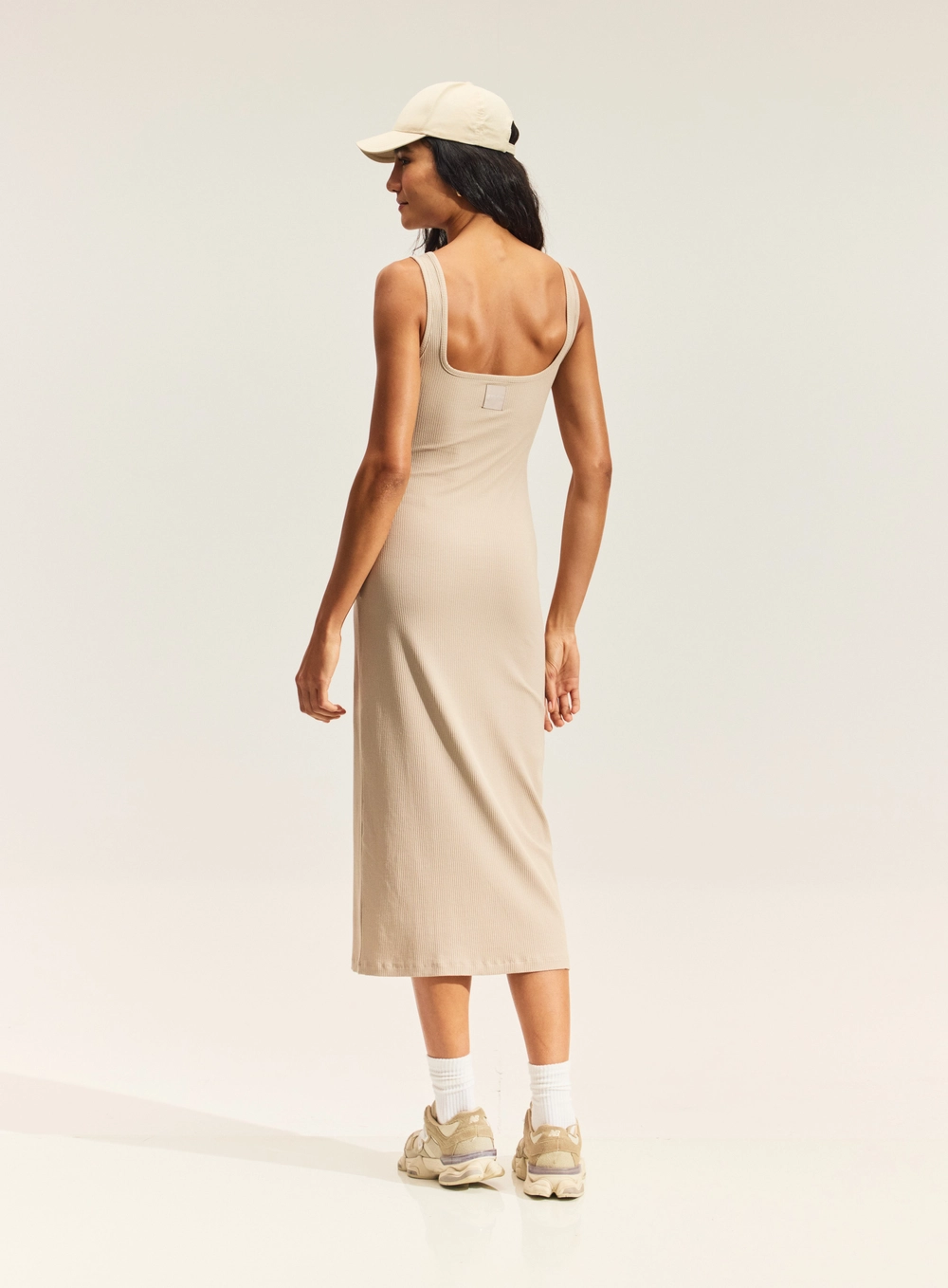 Vestido Midi Justo Com Decote Reto Bege