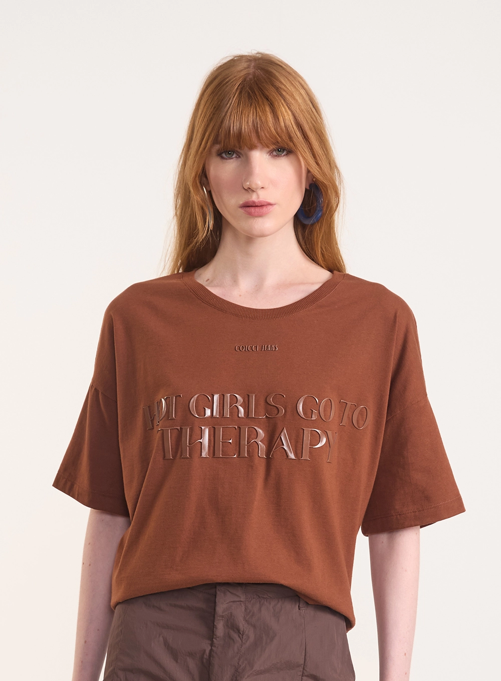 Camiseta Regular Com Escrita Em Relevo Marrom