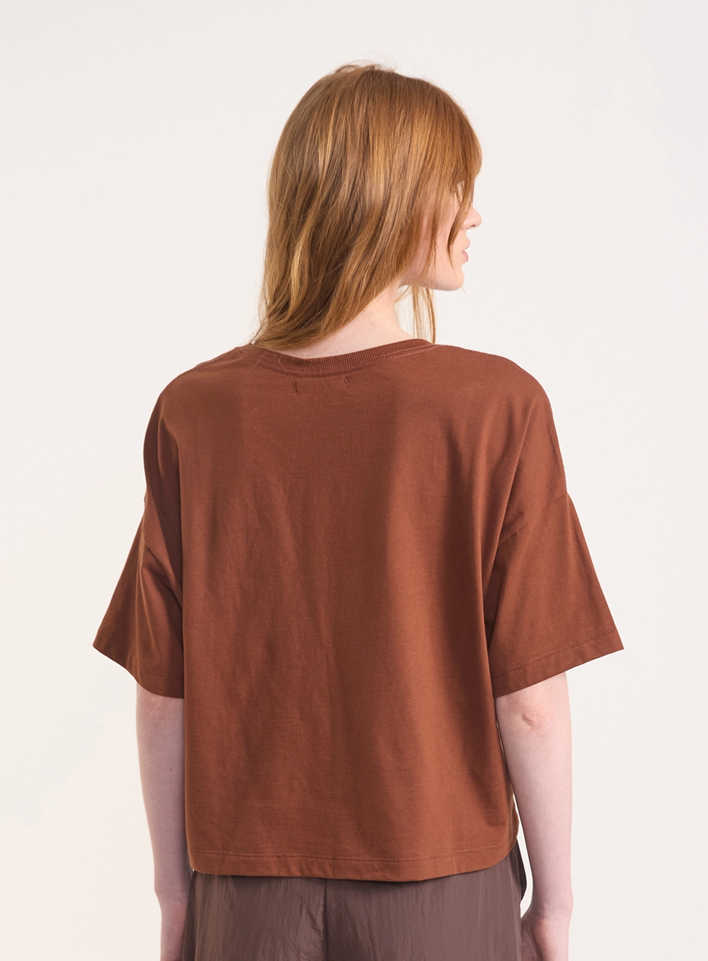 Camiseta Regular Com Escrita Em Relevo Marrom