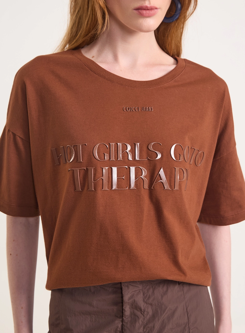 Camiseta Regular Com Escrita Em Relevo Marrom