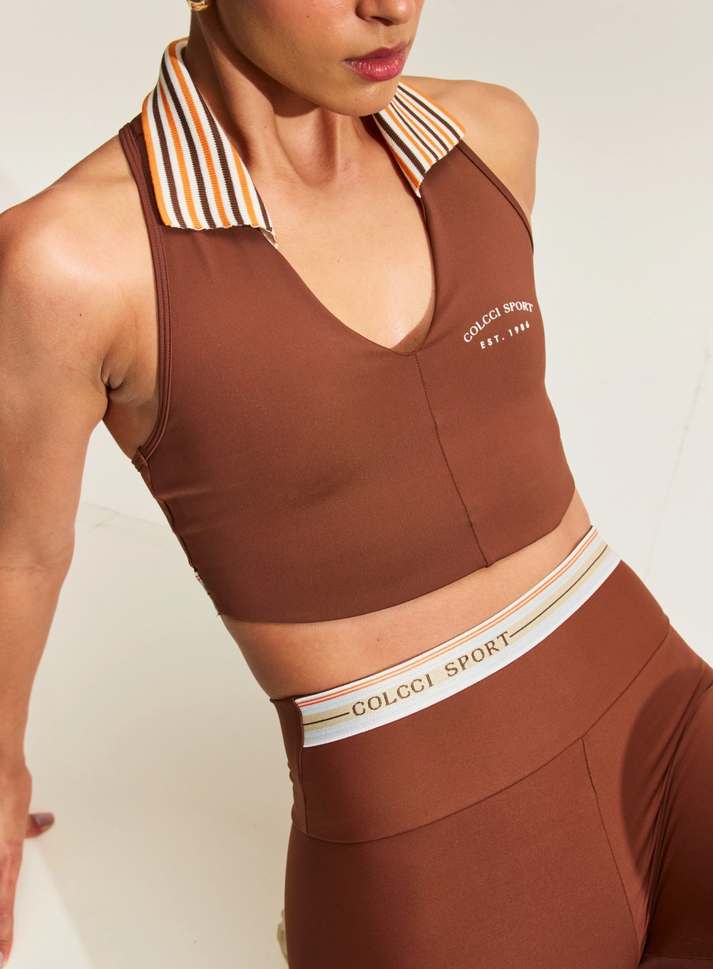 Top Cropped Feminino Com Gola Polo Marrom