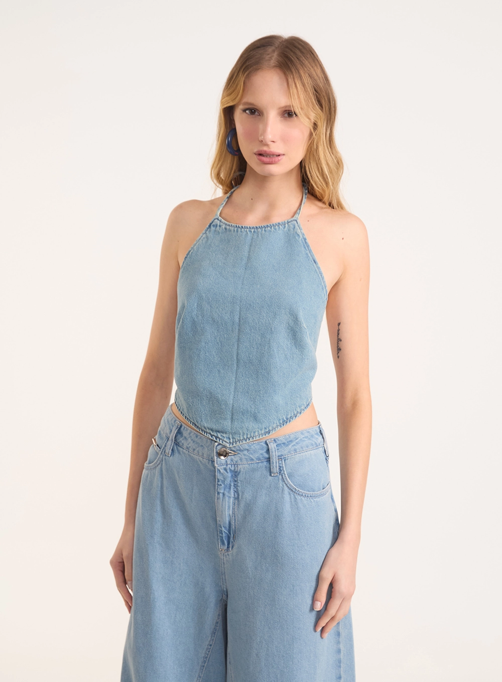 Blusa Jeans Justa Frente Única Com Barra Em Bico Índigo