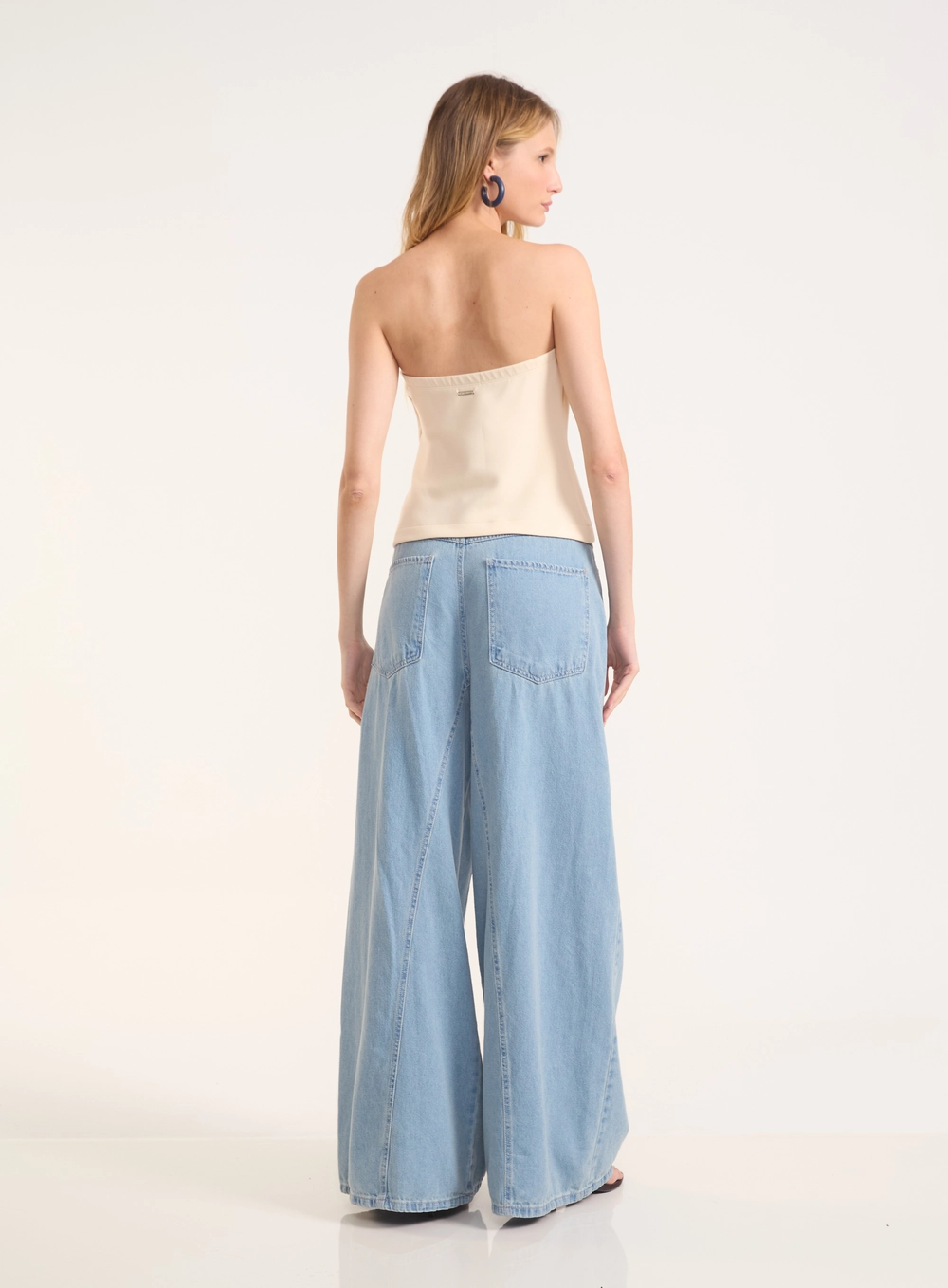 Blusa Tomara Que Caia Justa Com Recortes Bege