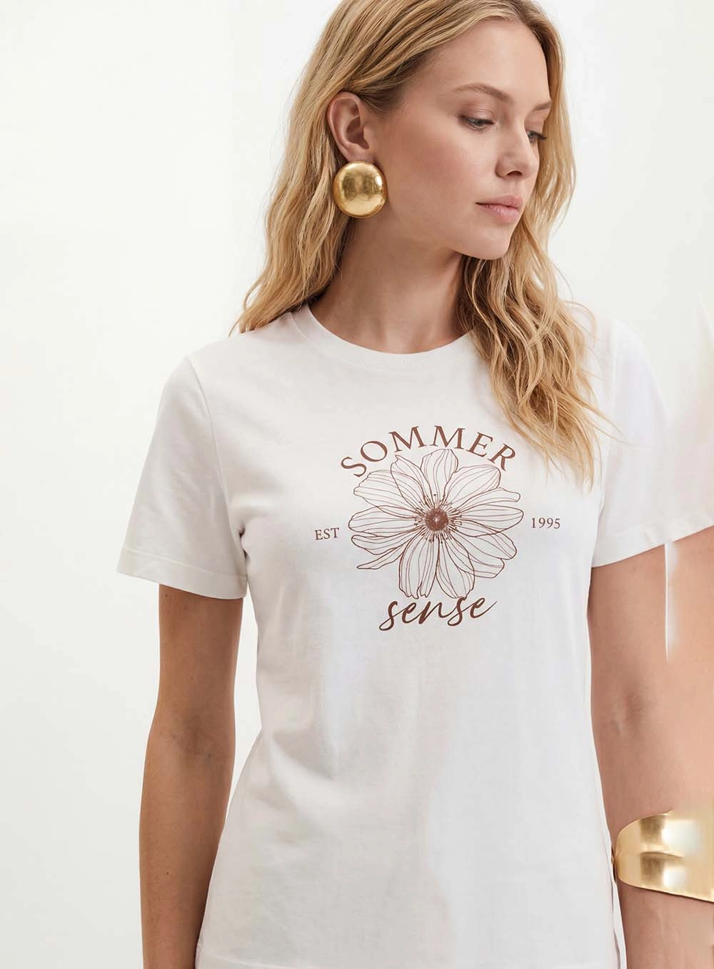 Camiseta Feminina Com Estampa Frontal - Slim Off Shell 4