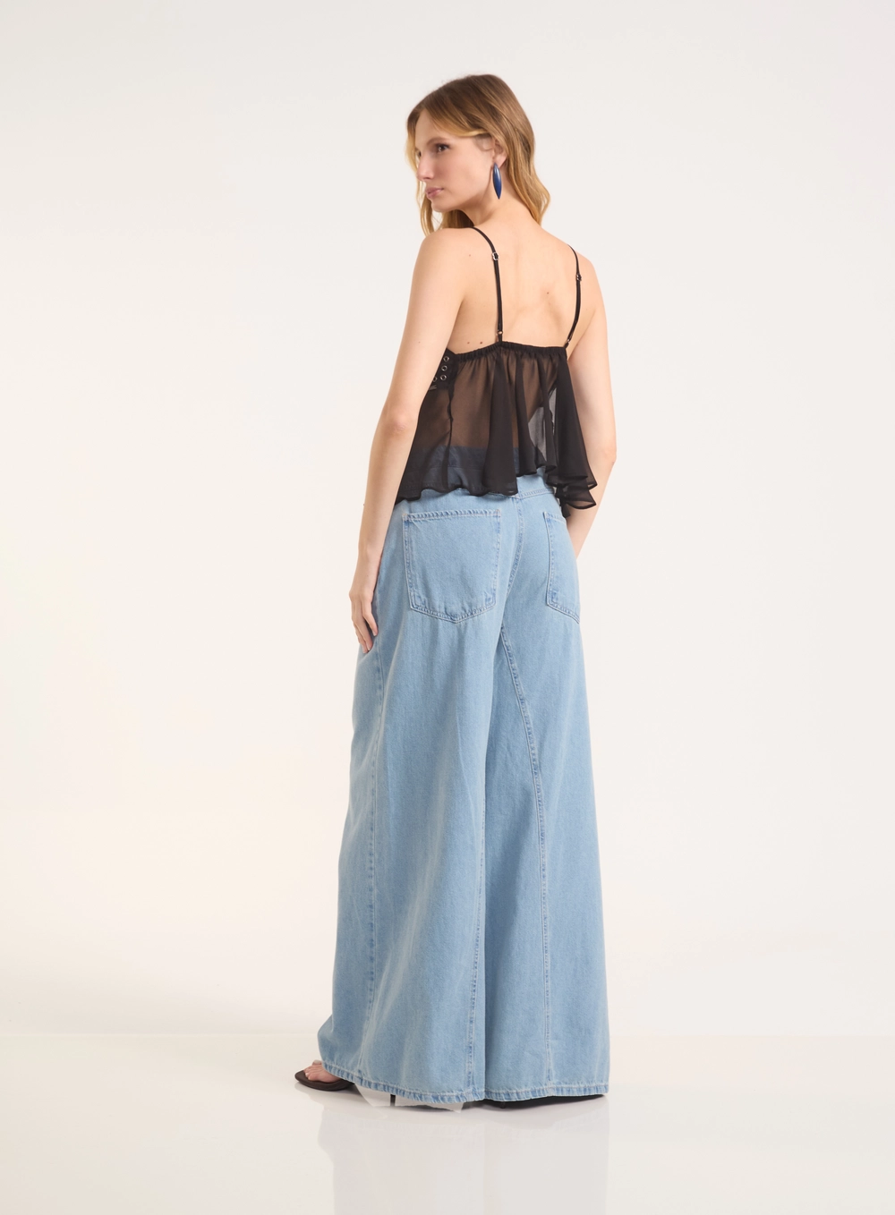 Blusa Loose Com Ilhos Preto