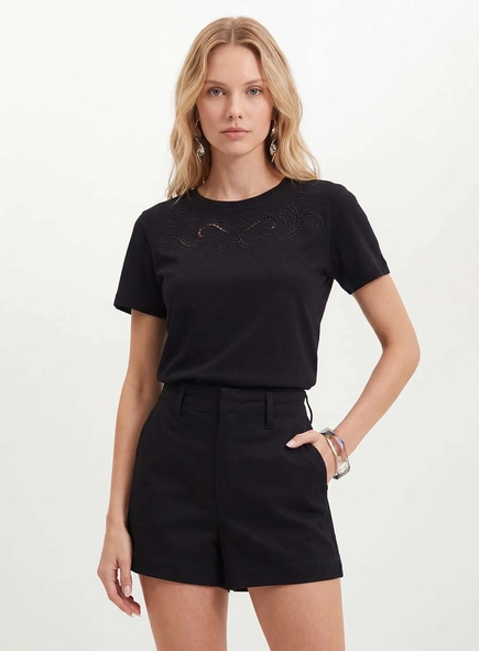 Camiseta Feminina Com Bordado Vazado - Slim