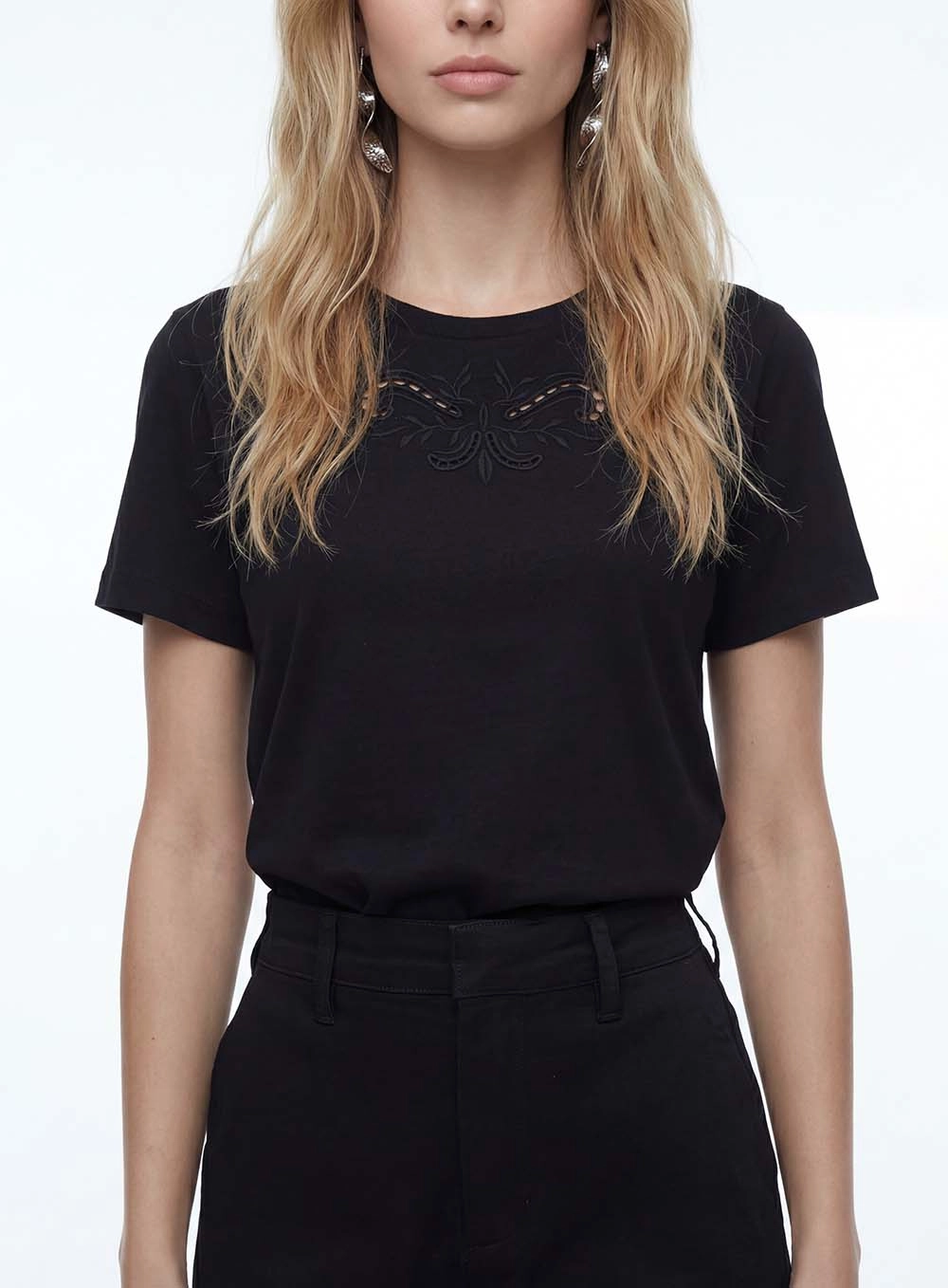 Camiseta Feminina Com Bordado Vazado - Slim Preto 4