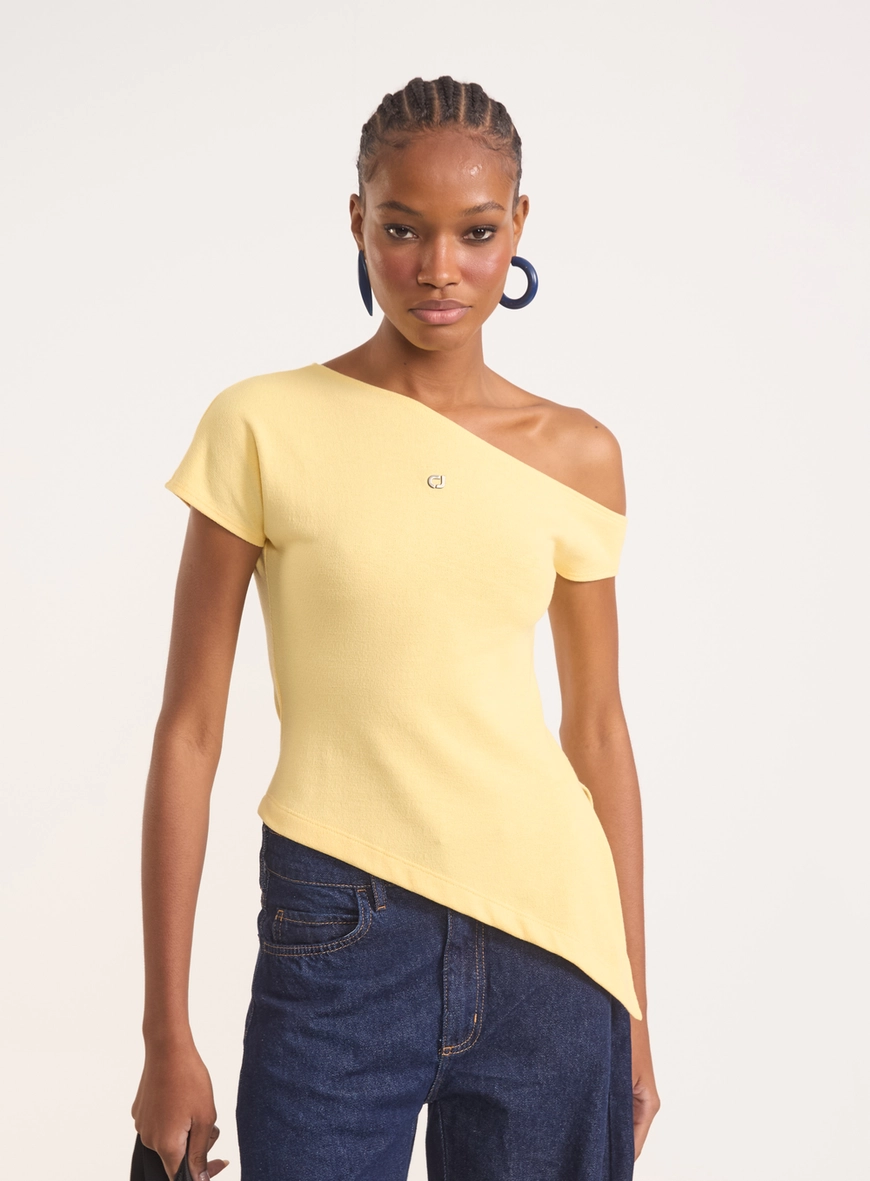 Blusa Justa Assimétrica Com Fenda Lateral