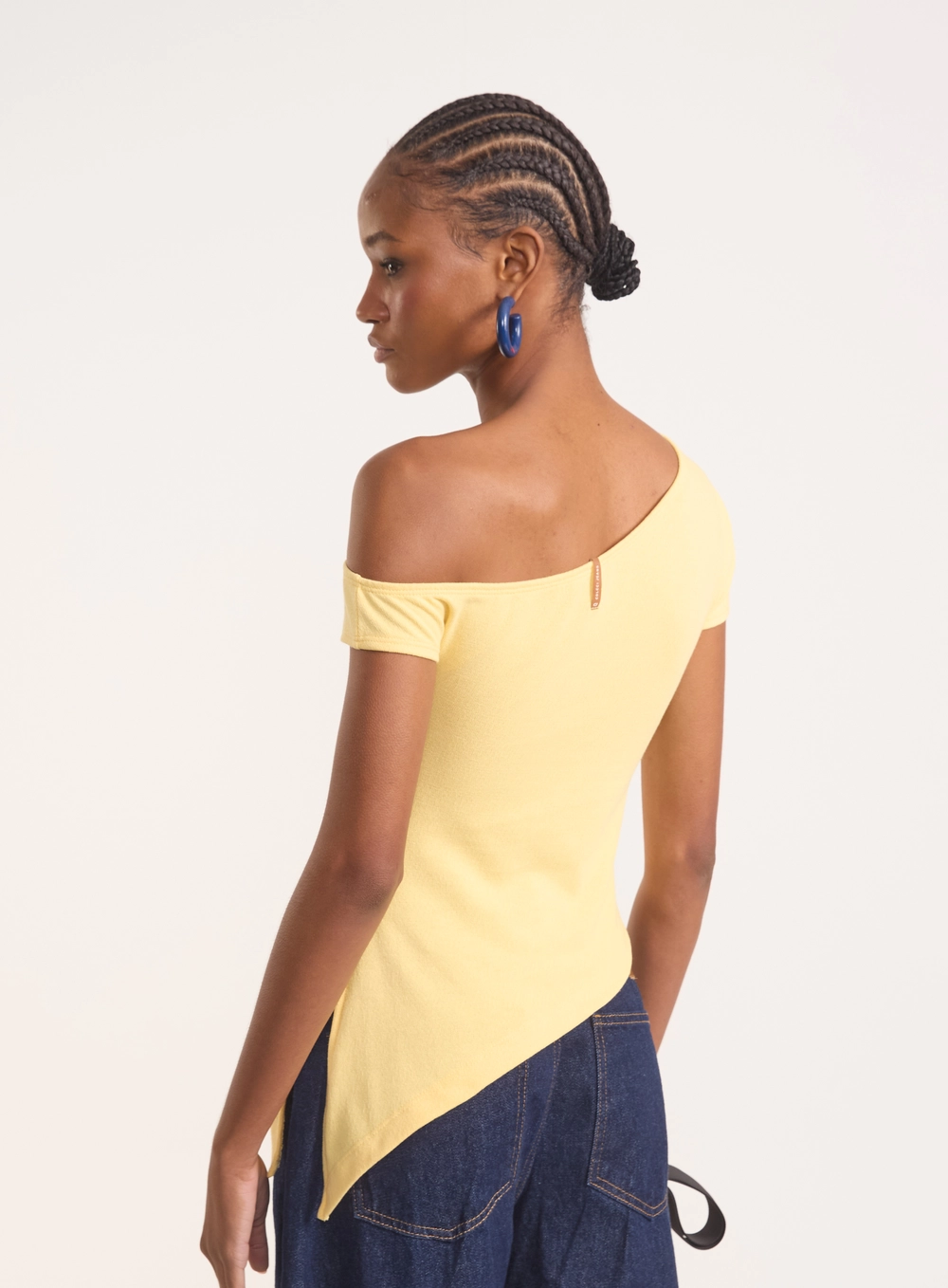 Blusa Justa Assimétrica Com Fenda Lateral Amarelo