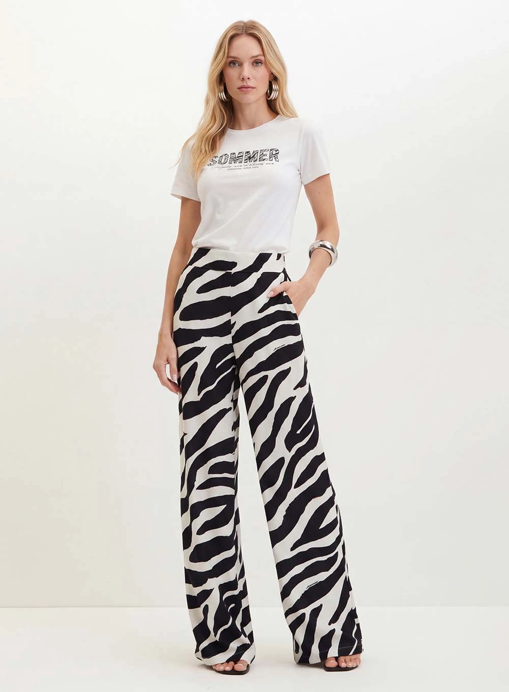 Camiseta Feminina Com Estampa Frontal - Small Off Shell 3